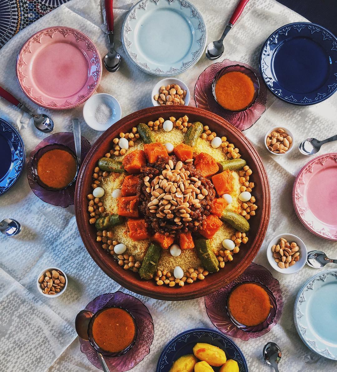 Couscous royal traditionnel — semoule, légumes, pois chiches