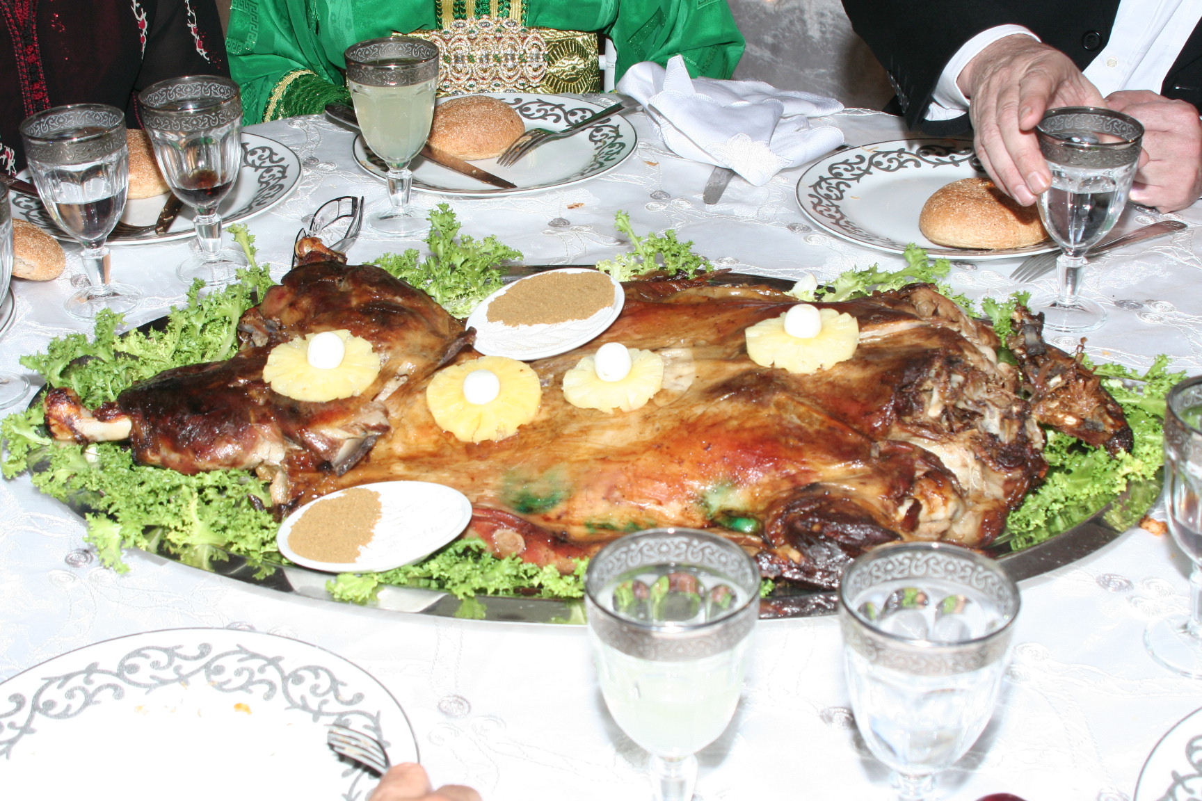 Table de mariage marocain dressée avec méchoui central