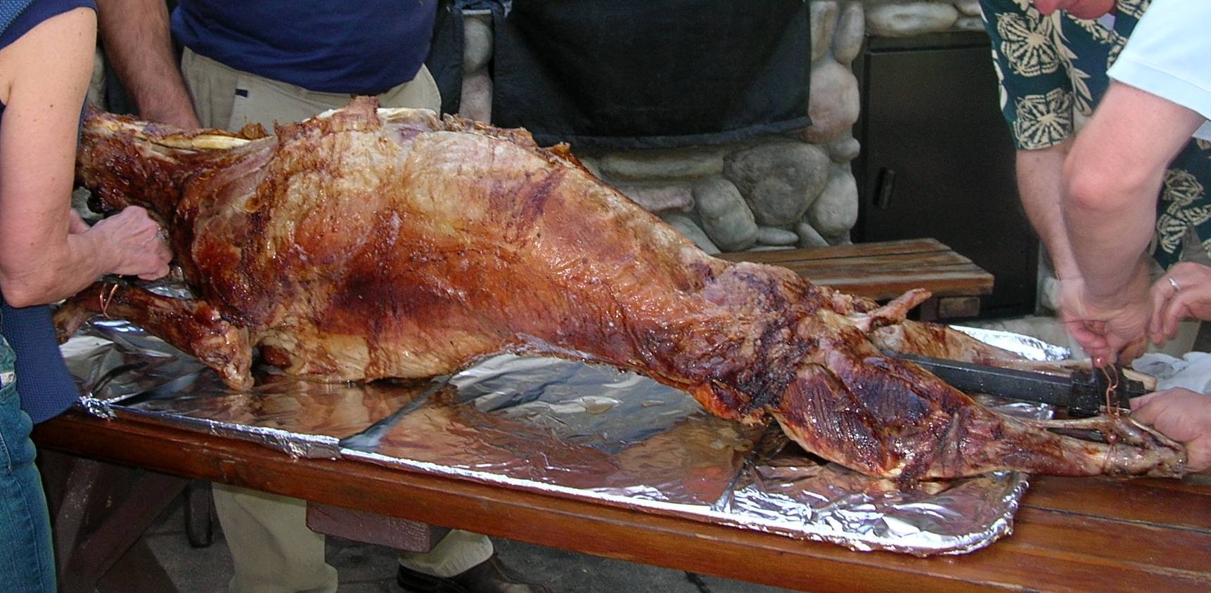 Méchoui traditionnel — agneau entier rôti à la broche