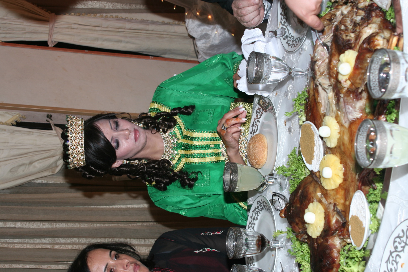 Mariée marocaine en kaftan vert — fête traditionnelle avec méchoui